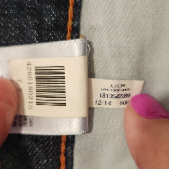 Dark wash, lightly distressed American Eagle jean shorts size 36! - Picture 5 of 10